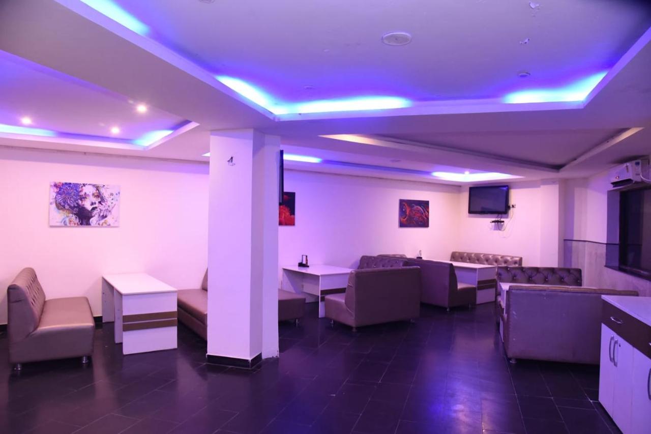 דהראדון Hotel Gaurab Near Paltan Bazaar מראה חיצוני תמונה