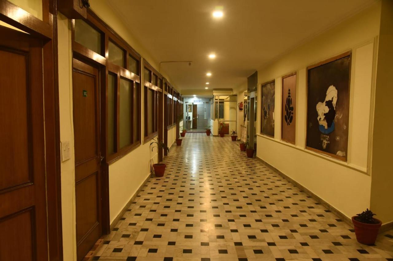 דהראדון Hotel Gaurab Near Paltan Bazaar מראה חיצוני תמונה