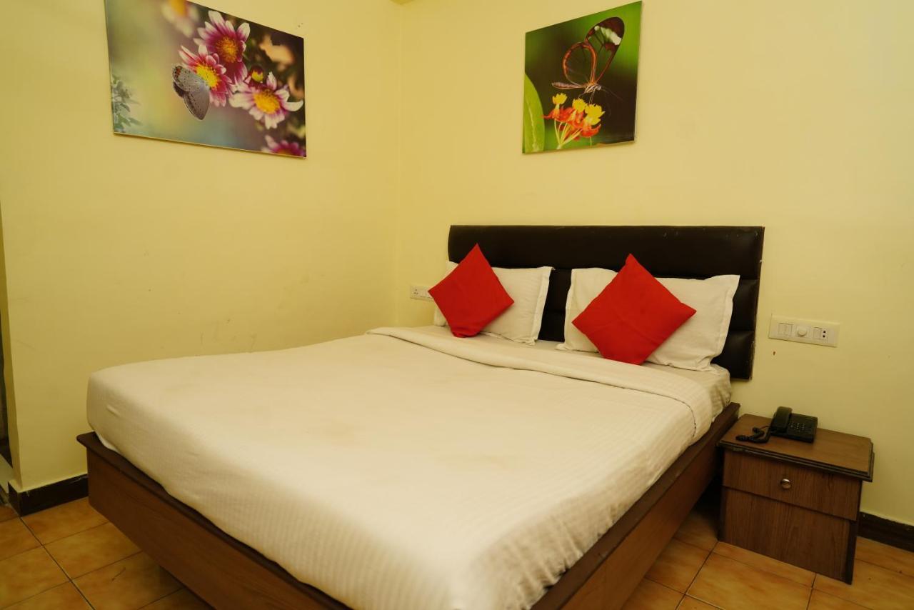 דהראדון Hotel Gaurab Near Paltan Bazaar מראה חיצוני תמונה