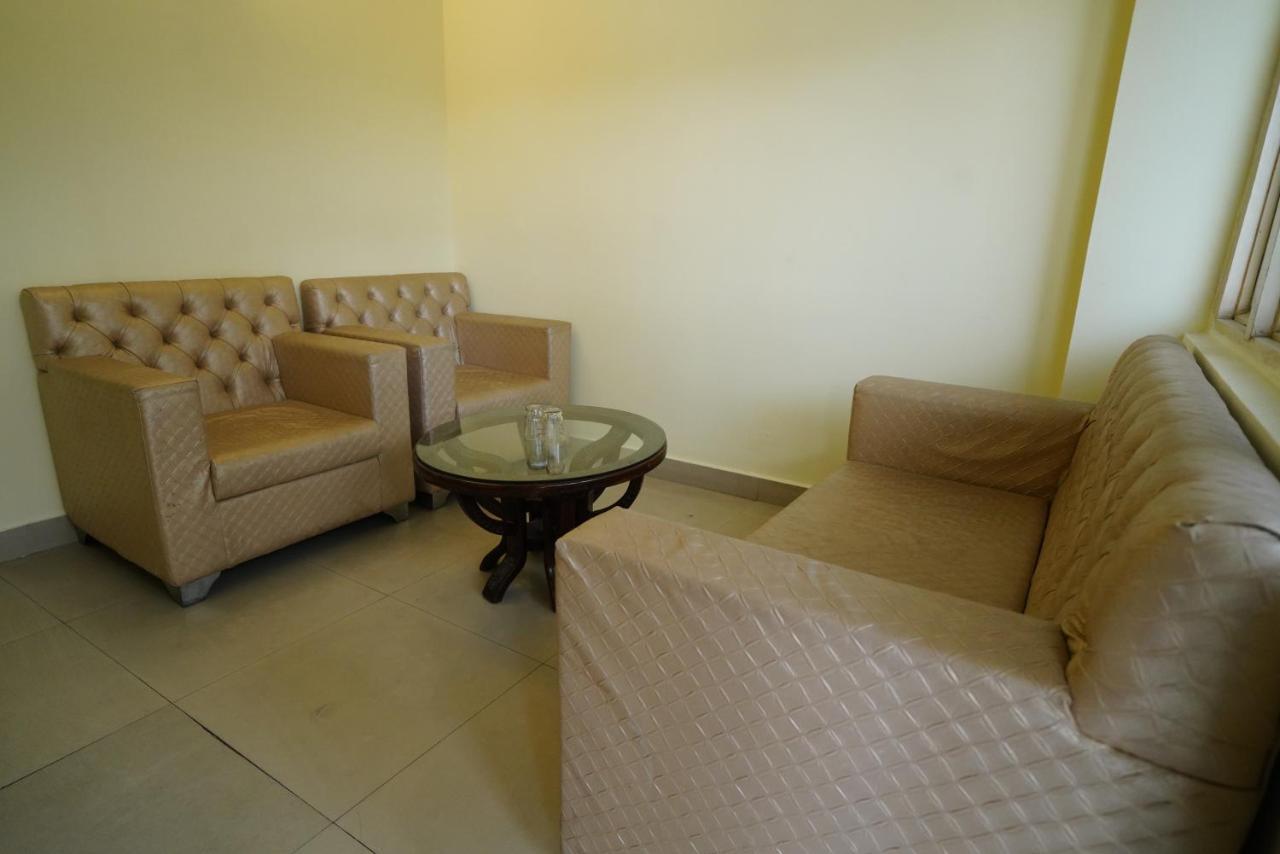 דהראדון Hotel Gaurab Near Paltan Bazaar מראה חיצוני תמונה