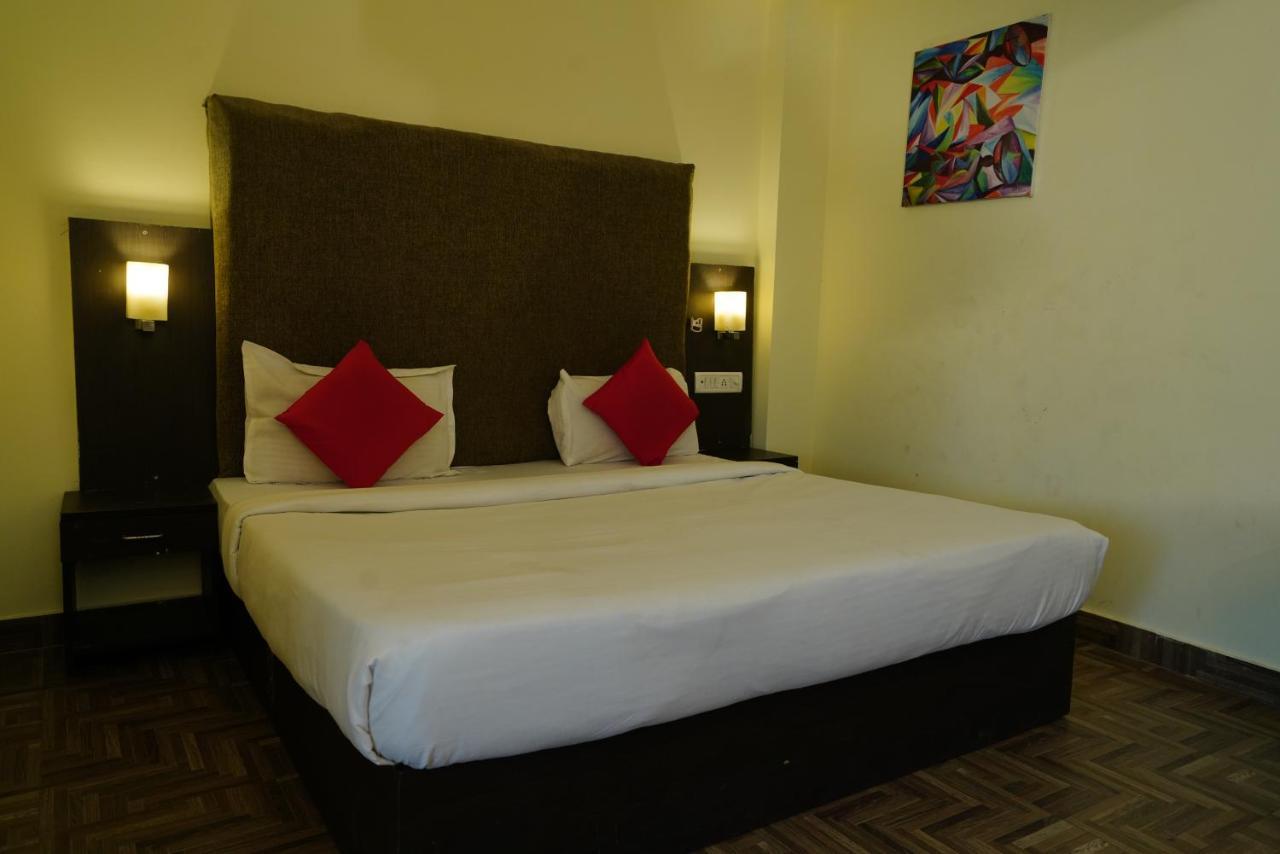 דהראדון Hotel Gaurab Near Paltan Bazaar מראה חיצוני תמונה