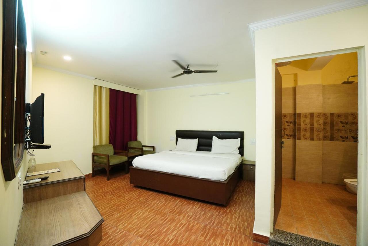דהראדון Hotel Gaurab Near Paltan Bazaar מראה חיצוני תמונה