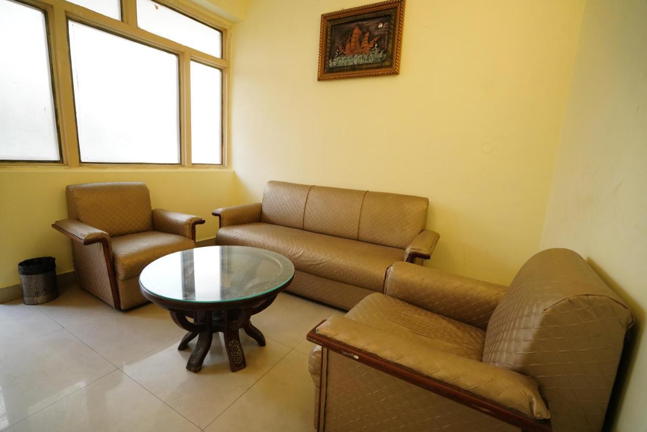 דהראדון Hotel Gaurab Near Paltan Bazaar מראה חיצוני תמונה