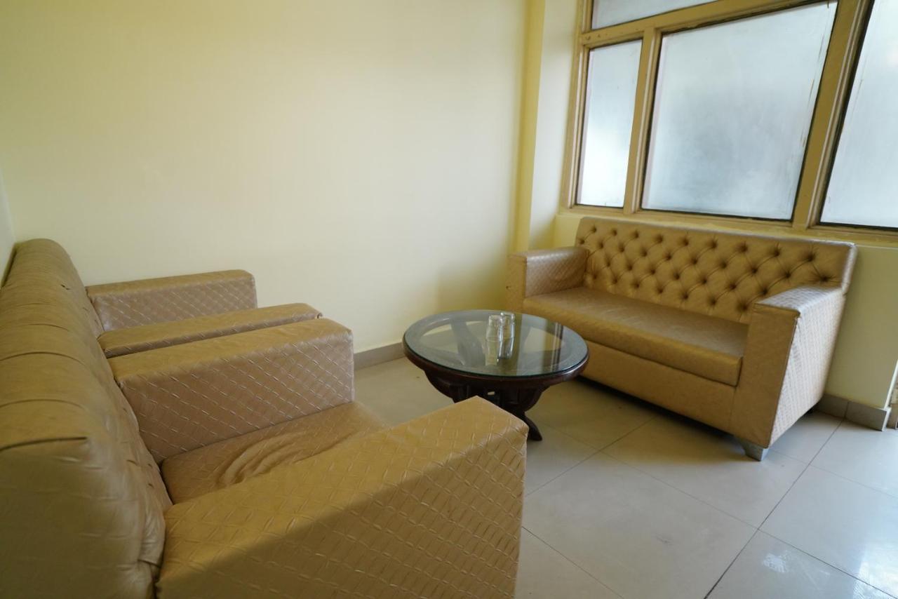 דהראדון Hotel Gaurab Near Paltan Bazaar מראה חיצוני תמונה