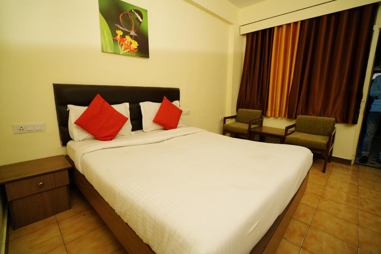 דהראדון Hotel Gaurab Near Paltan Bazaar מראה חיצוני תמונה