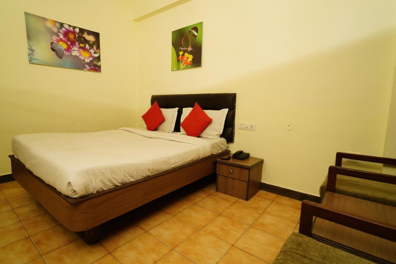 דהראדון Hotel Gaurab Near Paltan Bazaar מראה חיצוני תמונה