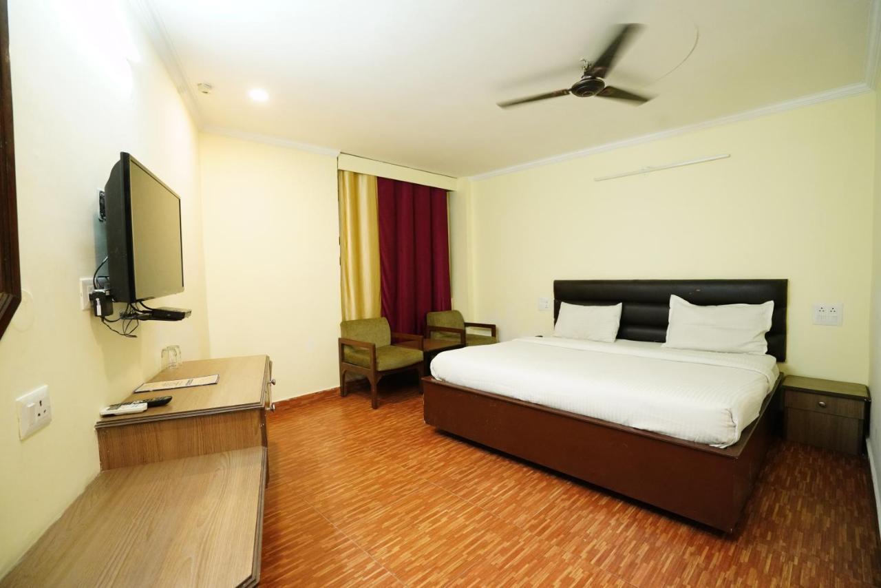 דהראדון Hotel Gaurab Near Paltan Bazaar מראה חיצוני תמונה