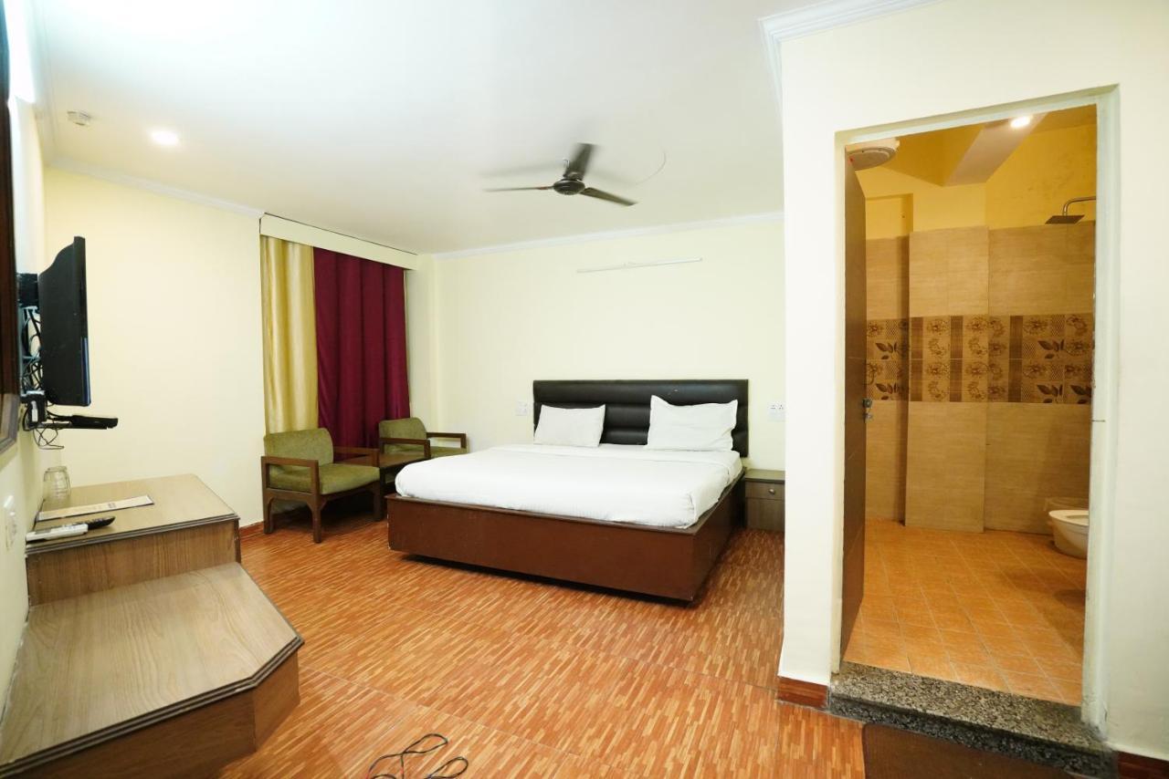 דהראדון Hotel Gaurab Near Paltan Bazaar מראה חיצוני תמונה