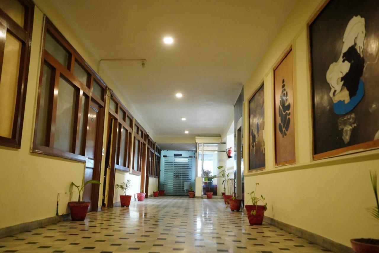דהראדון Hotel Gaurab Near Paltan Bazaar מראה חיצוני תמונה