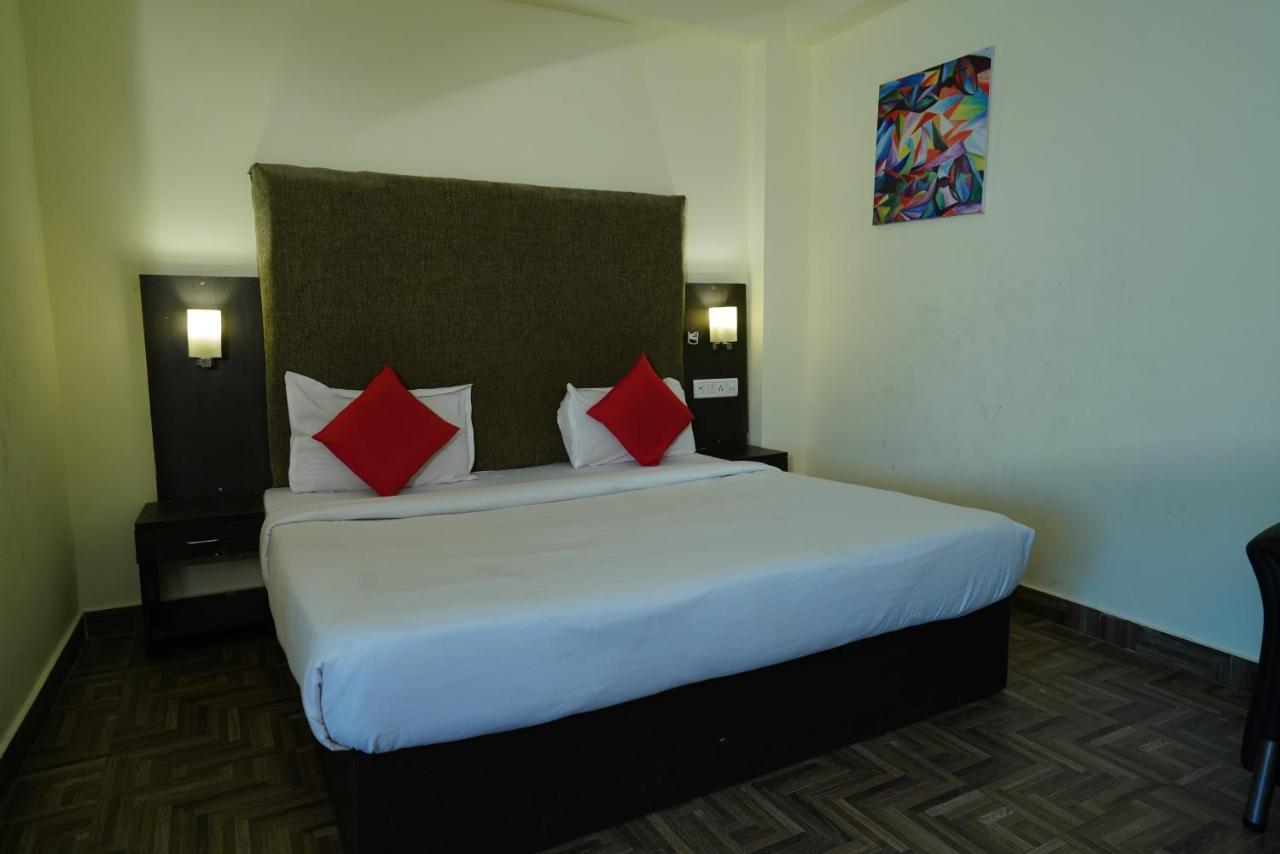 דהראדון Hotel Gaurab Near Paltan Bazaar מראה חיצוני תמונה