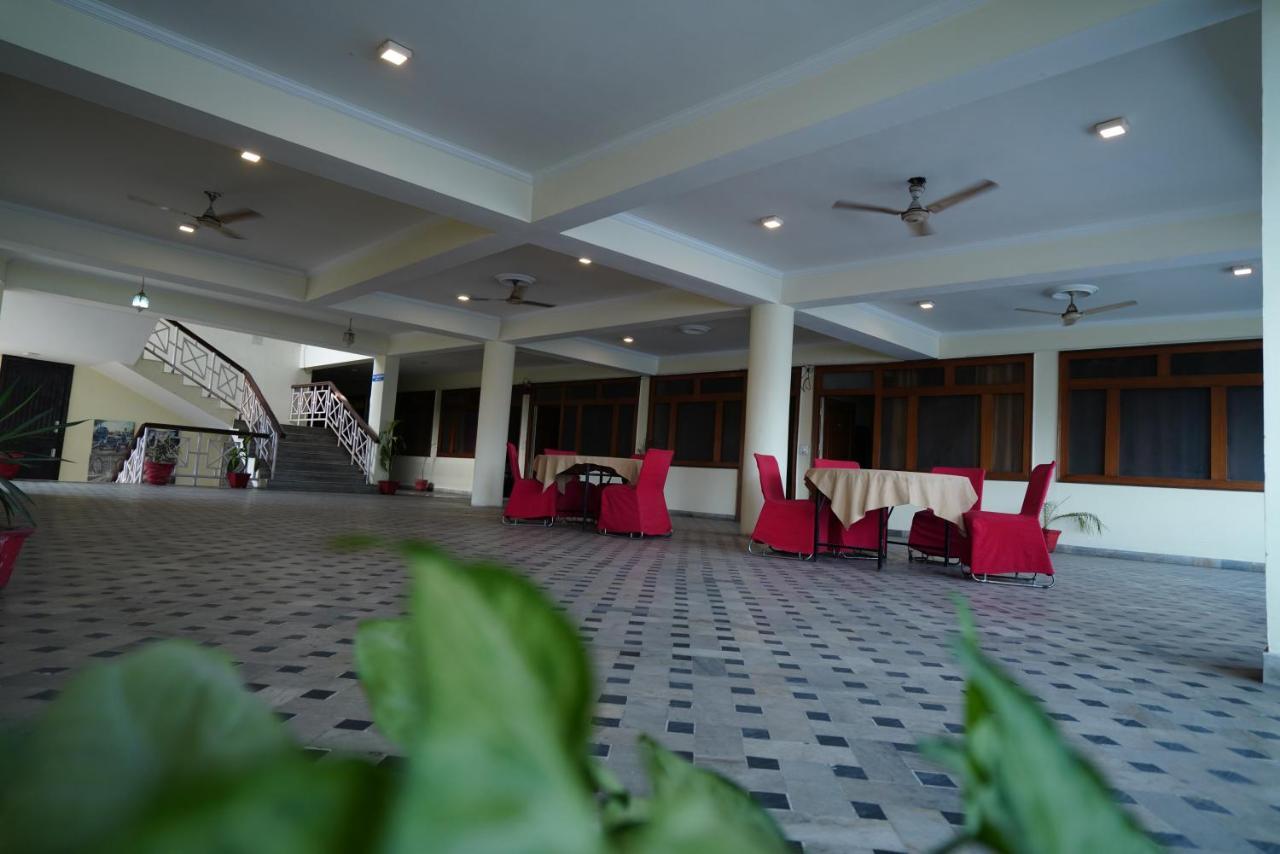 דהראדון Hotel Gaurab Near Paltan Bazaar מראה חיצוני תמונה