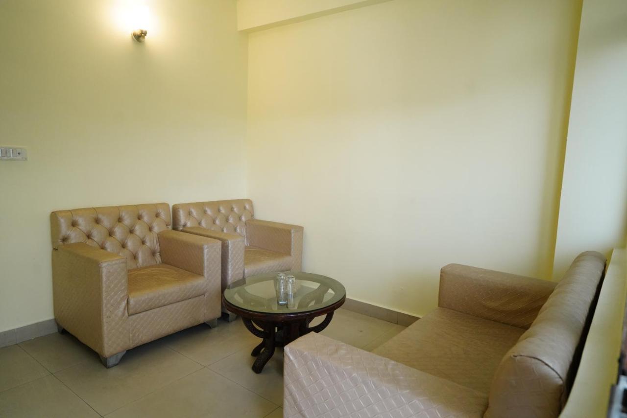 דהראדון Hotel Gaurab Near Paltan Bazaar מראה חיצוני תמונה