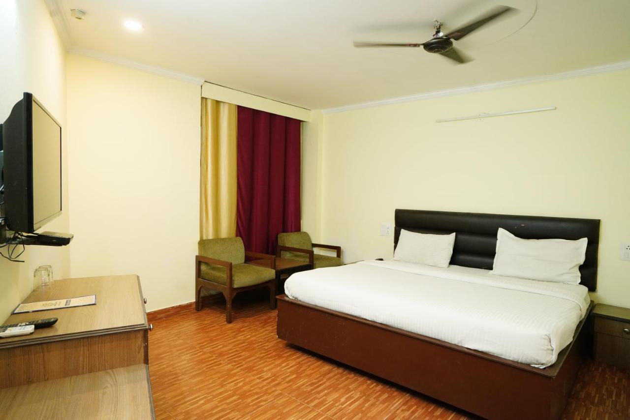 דהראדון Hotel Gaurab Near Paltan Bazaar מראה חיצוני תמונה