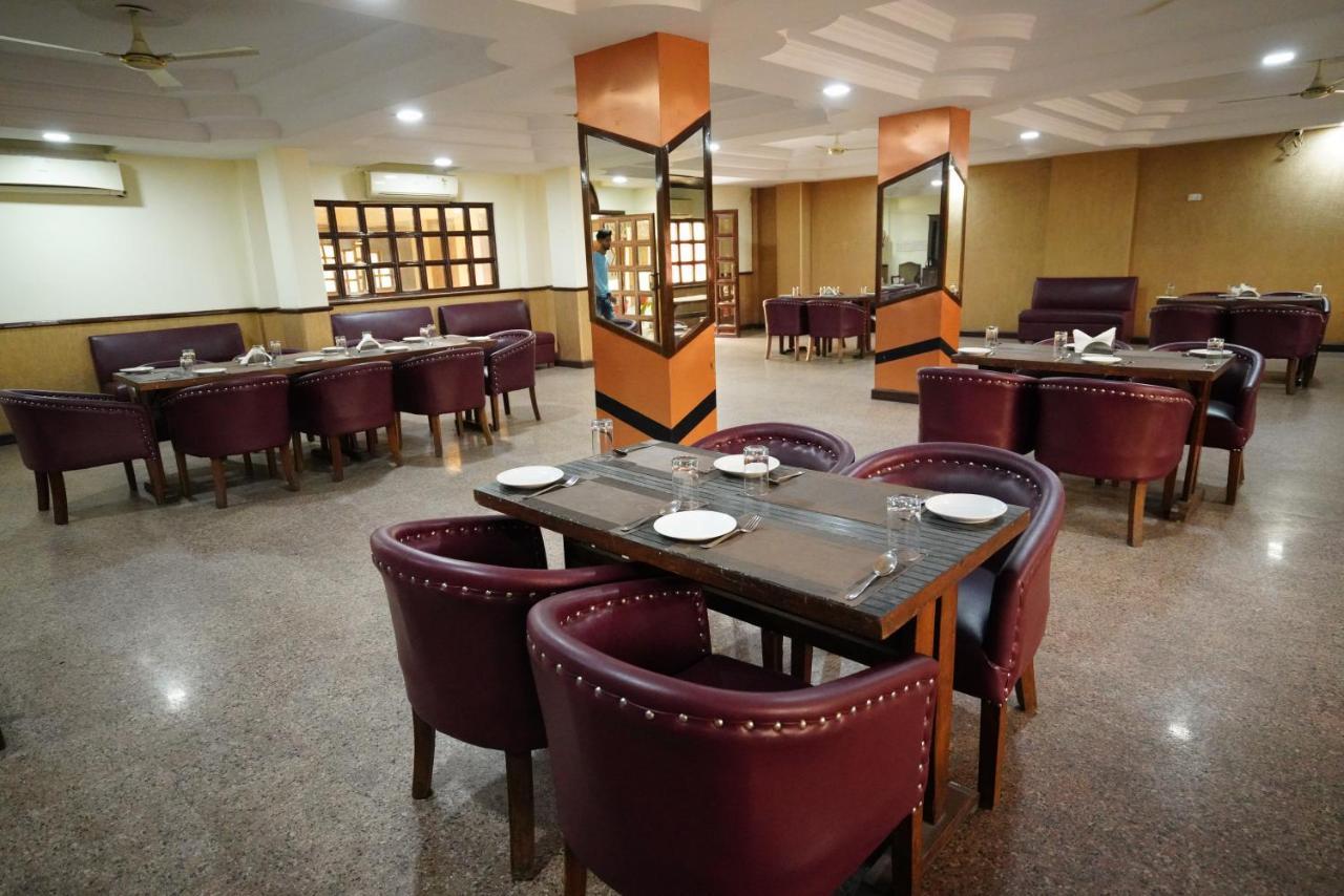 דהראדון Hotel Gaurab Near Paltan Bazaar מראה חיצוני תמונה